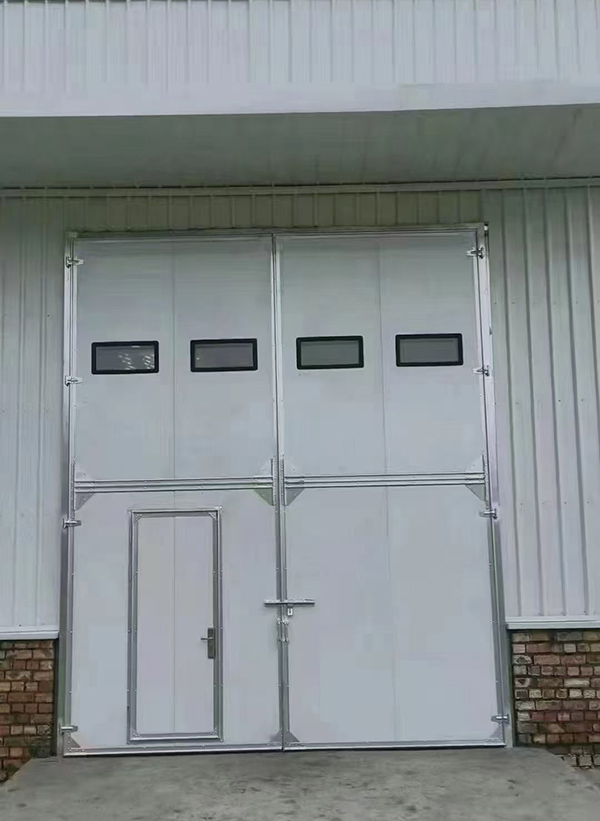 平利工业门在设备装配车间出入口的实施记录